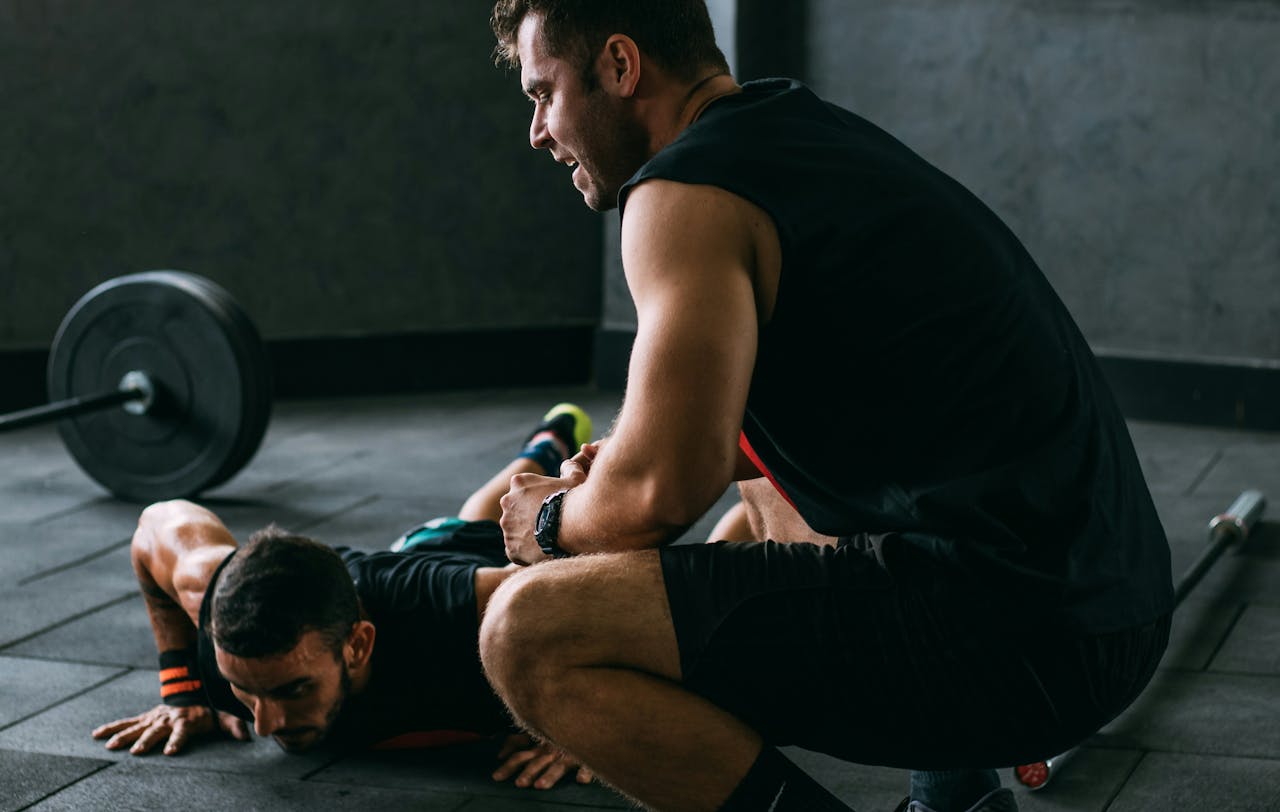 personal-trainer-coaching-gym-workout-session-33177820